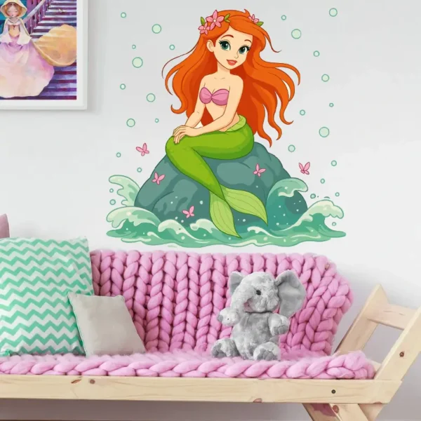 Sticker mural Petite Sirène assise sur un rocher, décor de vagues et bulles