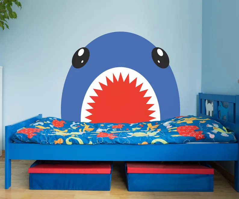 Pose facile du sticker mural requin pour enfant